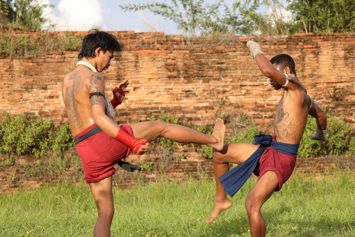 Spodenki do Muay Thai vs. spodenki do MMA – czym się różnią i jak wpływają na mobilność?